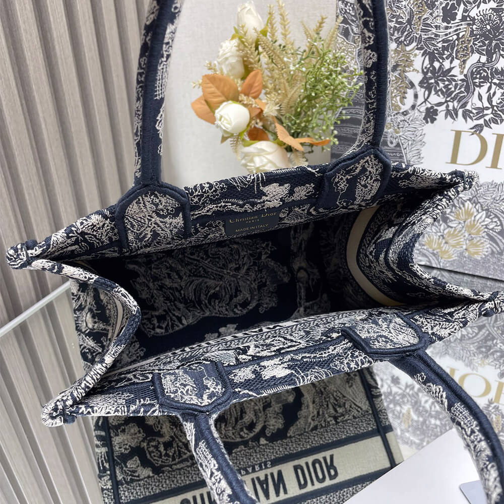 small D*or book tote