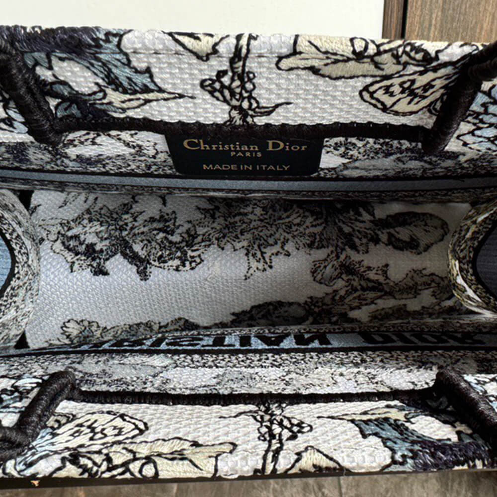 small D*or book tote
